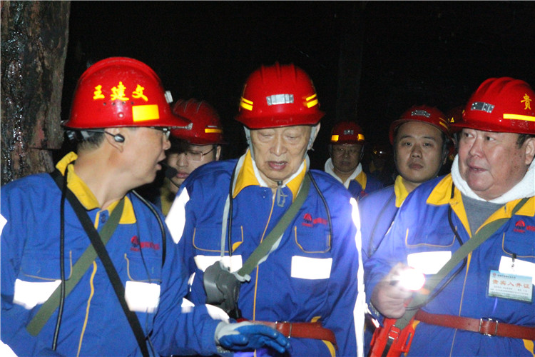 宋院士、張?jiān)菏恳恍邢戮暡旃ぷ鳎?tīng)取礦方匯報(bào)